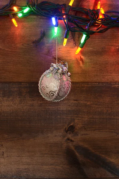 Рождественские огни с серебряным декором — стоковое фото