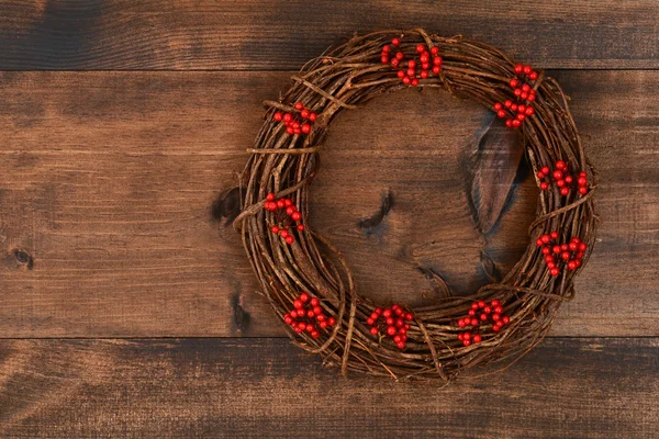 De kroon van Kerstmis met rode bessen — Stockfoto