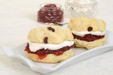 closeup krem çay çörekler