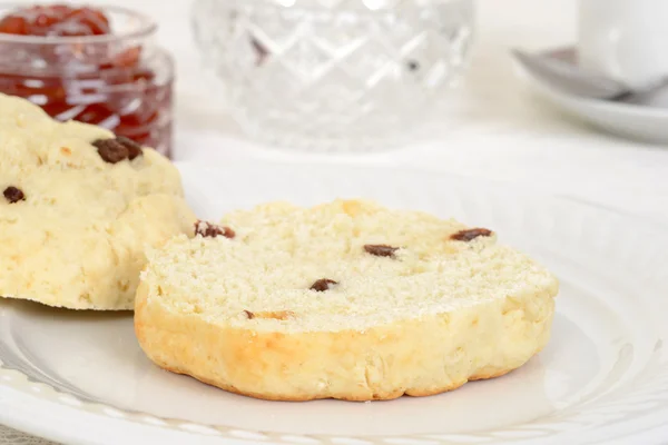 Macro cut scone with raisins — Stock Photo, Image