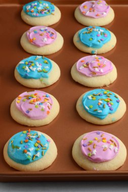 Pişirme tepsisinde renkli kurabiye sıraları