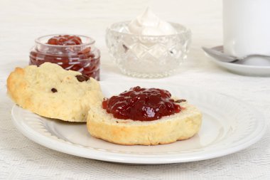 çilek reçelli çörek