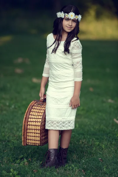 老式的女孩提着野餐篮子 — 图库照片