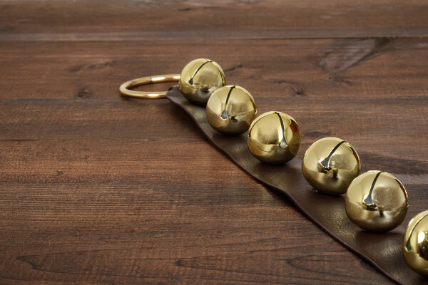 Рождественские сани на дереве
