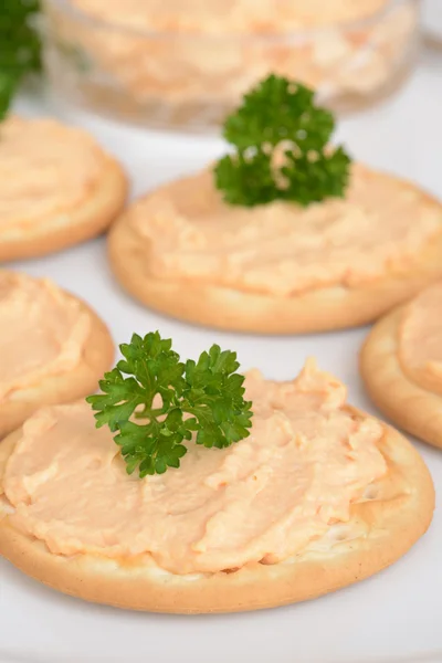 Macro crackers with salmon pate and parsley shallow DOF — Stock Photo, Image