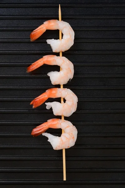 Top view shrimp skewer on grill — Stock Photo, Image