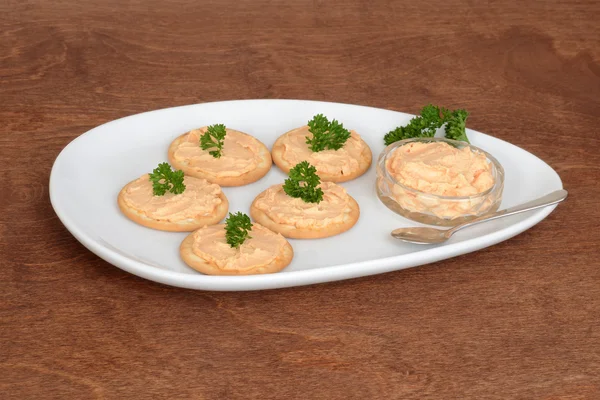 Piatto di cracker al patè di salmone — Foto Stock