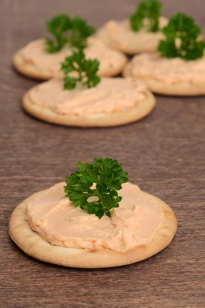 Salmon pate crackers with parsley — Stock Photo, Image