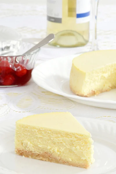 Closeup vlakte cheesecake met meer in achtergrond — Stockfoto