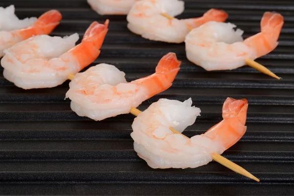Closeup shrimp skewers on grill — Stock Photo, Image
