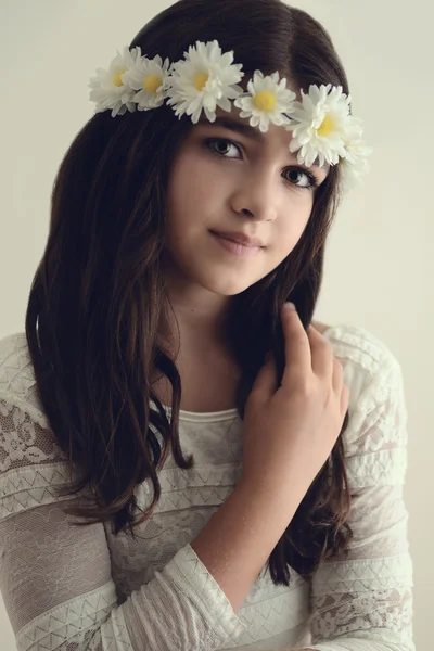 Portret jong meisje met bloemen in haar — Stockfoto