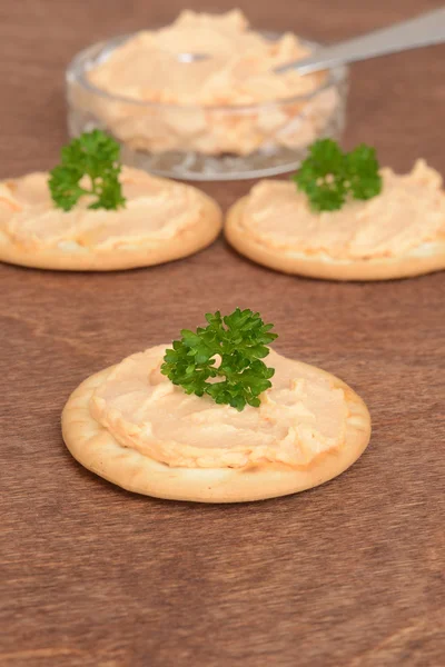 Closeup crackers with salmon pate and parsley — Stock Photo, Image