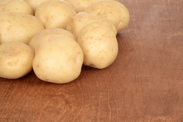 Batatas novas em madeira — Fotografia de Stock