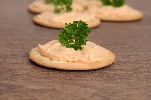 Macro salmon pate on cracker — Stock Photo, Image