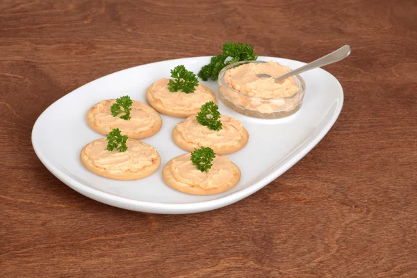 Cracker piatti con patè di salmone e prezzemolo — Foto Stock