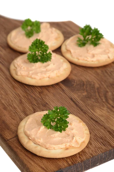 Cracker di patè di salmone sul tagliere — Foto Stock