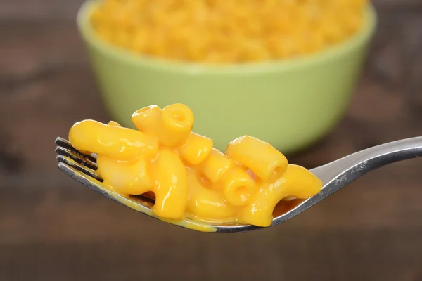 Macarrão macro e queijo em um garfo — Fotografia de Stock