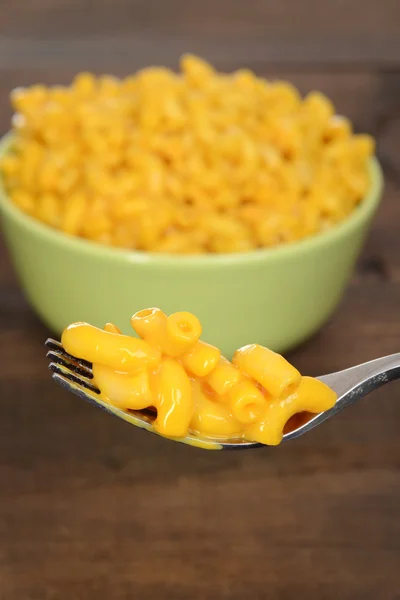 Makaroner och ost på en gaffel — Stockfoto