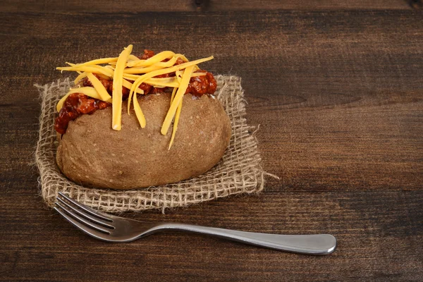 Chili en kaas aardappel met vork — Stockfoto