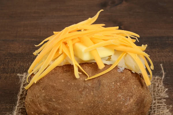 Batata assada macro com queijo e manteiga — Fotografia de Stock
