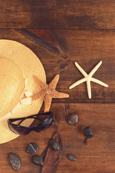 Fondo de verano con sombrero de playa de las mujeres — Foto de Stock