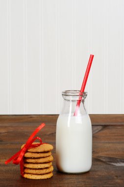 closeup bardak süt kurabiye ile