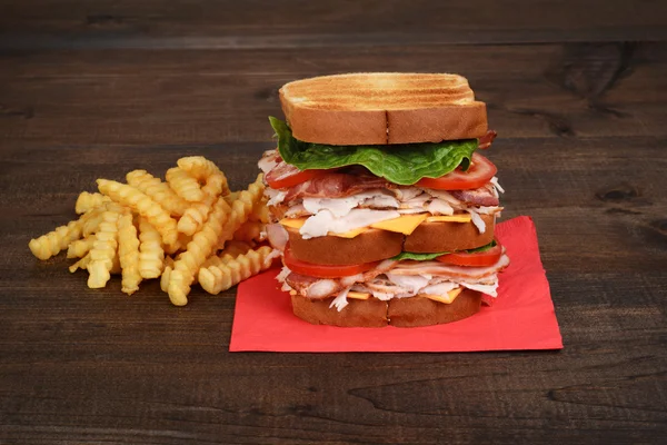 Primer plano sándwich de pollo club con papas fritas —  Fotos de Stock