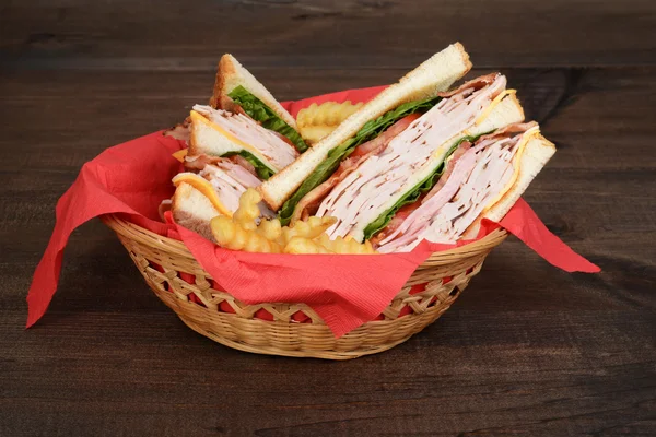 치킨 클럽 샌드위치와 감자 튀김의 바구니 — 스톡 사진