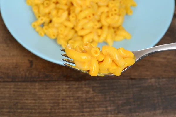 Closeup macaroni and cheese on a fork — Stock Photo, Image