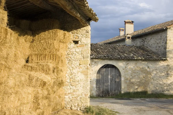 Granero y puerta de la granja en vers sur meouge —  Fotos de Stock