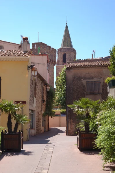 Frejus lane en kerk toren — Stockfoto