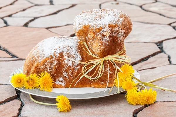 捷克的复活节-烤羊肉糖粉和蒲公英 图库照片