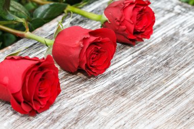 Mermer Kek şeker ve kahve çekirdekleri ile serpilir