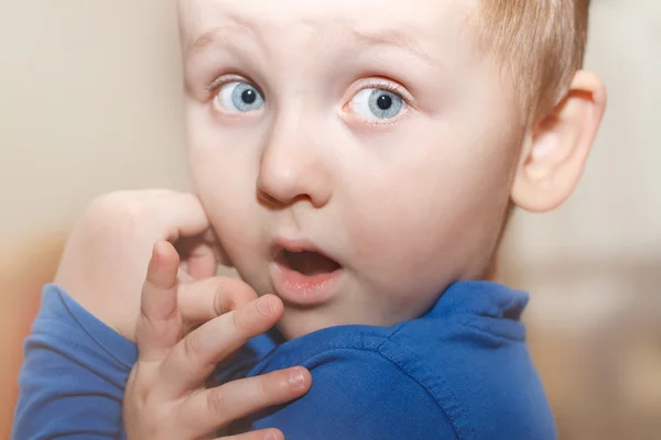 Verbazing - portret van een kleine jongen — Stockfoto