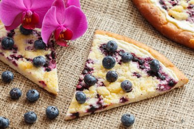 Mermer Kek şeker ve kahve çekirdekleri ile serpilir