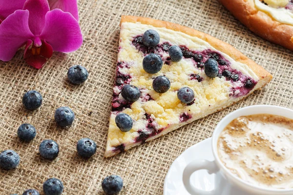 Mermer Kek şeker ve kahve çekirdekleri ile serpilir