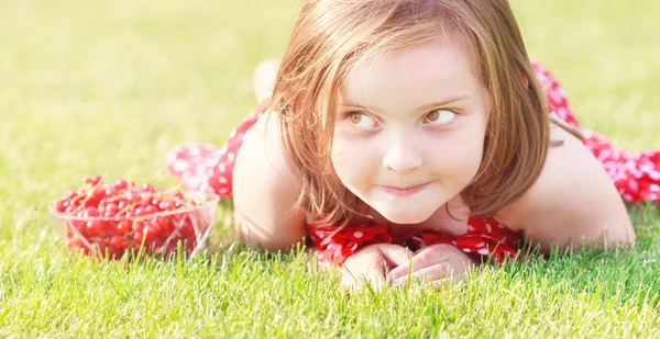 Schattig meisje en bessen krenten — Stockfoto