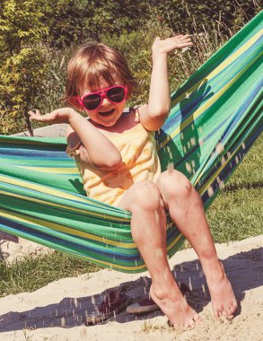 küçük kız bir hamak