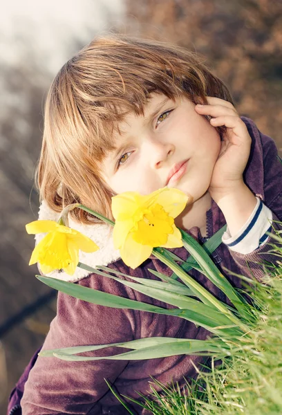 Jong meisje met lichaam schilderen op gezicht — Stockfoto