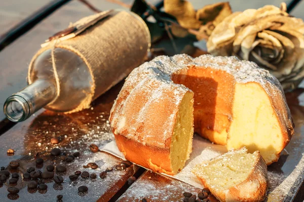 Cierre de tres croissants en el plato — Foto de Stock