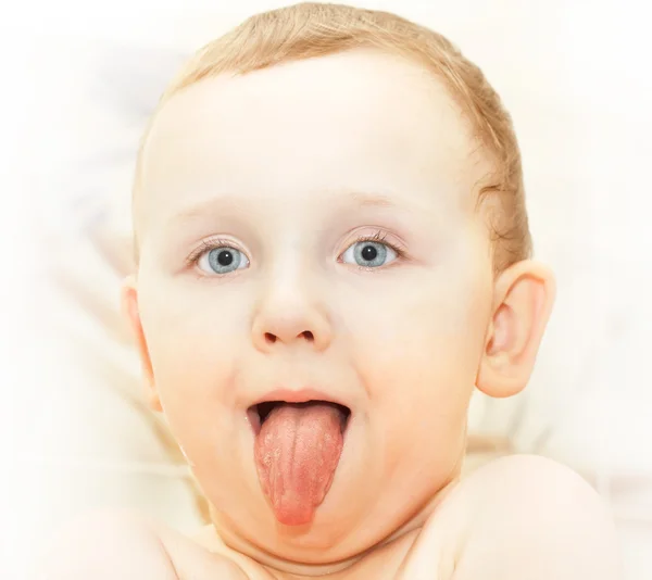 Schattige jonge kinderen tonen tong — Stockfoto