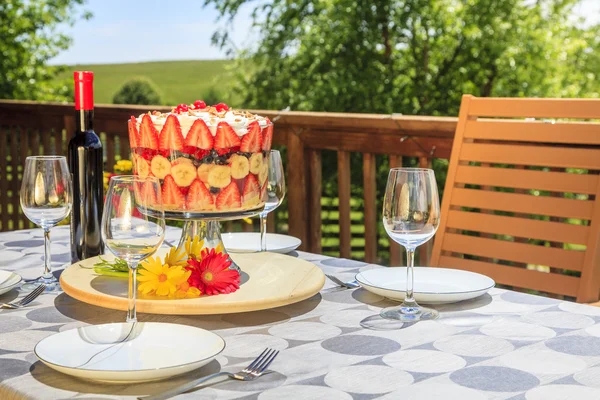 Tavola apparecchiata con banalità e vino — Foto Stock