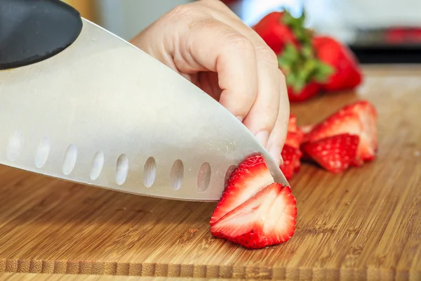 Morangos sendo preparados para cozinhar — Fotografia de Stock