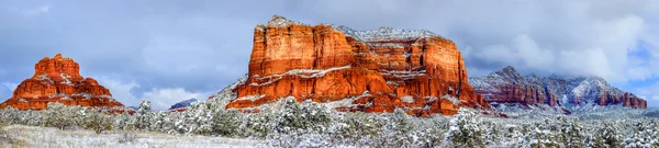 Courthouse Butte and Bell Rock under snow — Stock Photo, Image