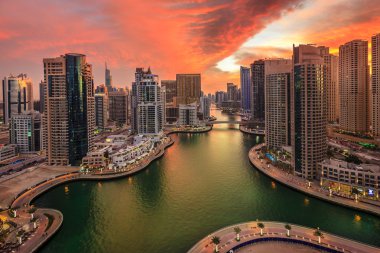 Gün batımında Dubai Marina