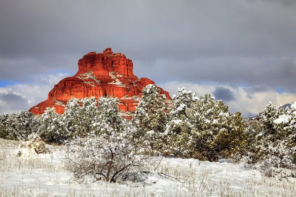 Rocas rojas bajo la nieve —  Fotos de Stock