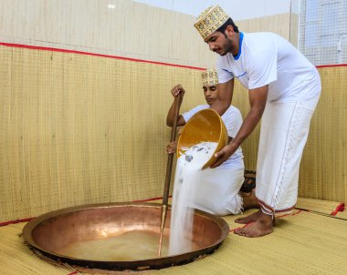 Omani helva yapımında