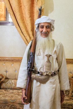 Omani ihtiyar geleneksel kıyafeti