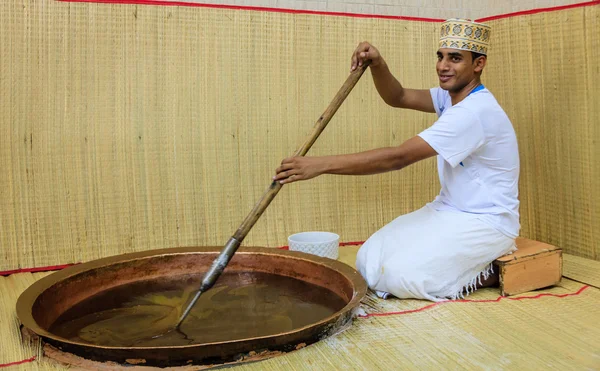 Maken van Omaanse halwa — Stockfoto