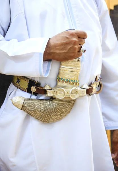 La daga tradicional omaní en el cinturón - khanjar — Foto de Stock